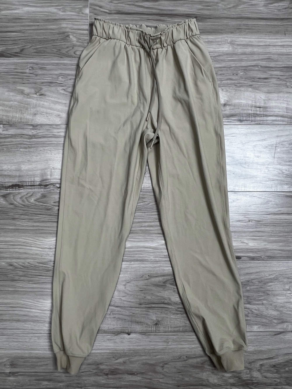 Lululemon Keep Moving Jogger in Trench Size 4